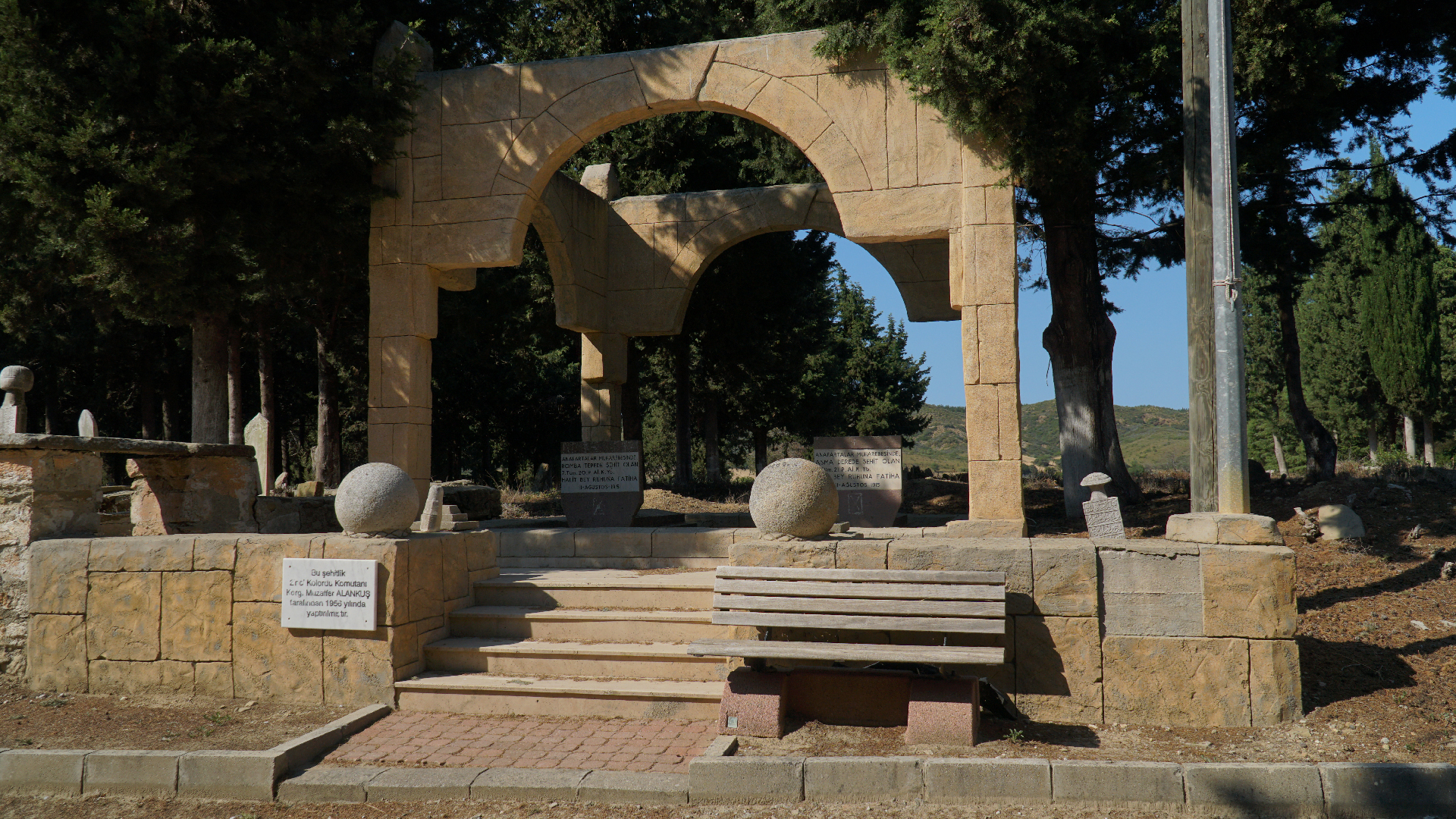 Yarbay Halid Bey ve Yarbay Ziya Bey Şehitliği